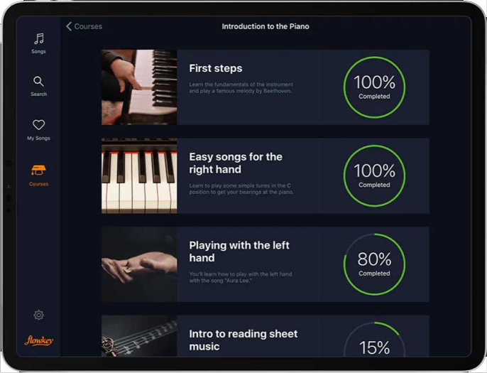 Pantalla de una tableta en la que se muestra un curso de piano con círculos de progreso: «Primeros pasos» y «Canciones fáciles» al 100 %, «Mano izquierda» al 80 % y «Partituras» al 15 % de finalización.