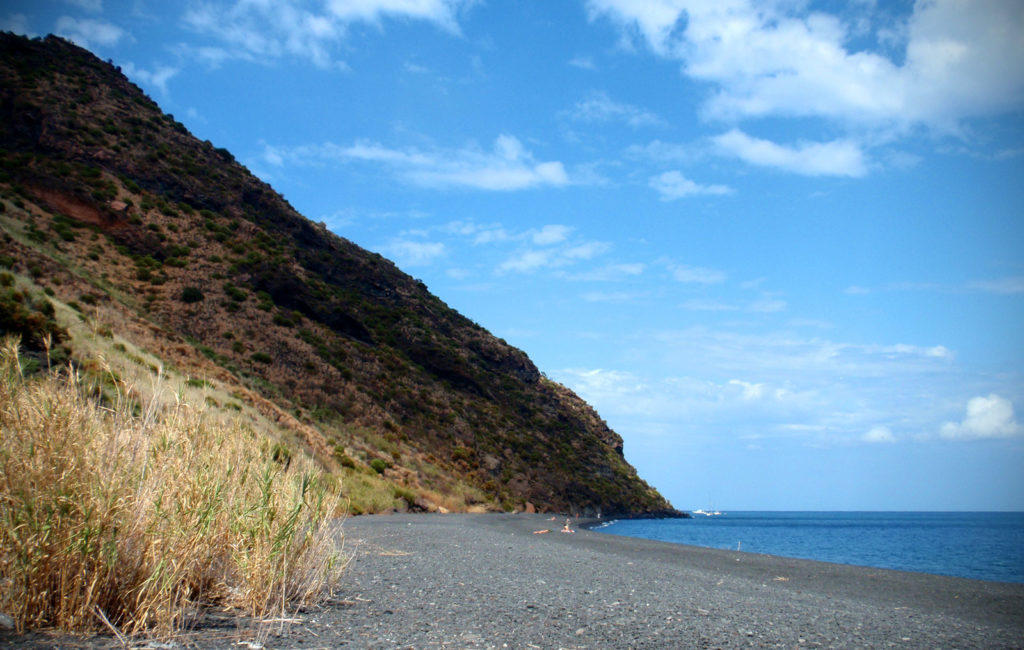 Playa de arena negra.